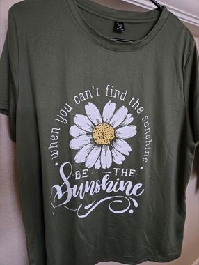 Green Daisy 'Be The Sunshine' Graphic Tee, Size xl